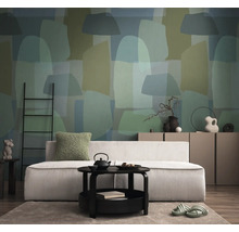 Wohnzimmer mit Sofa, Tisch, Leiter und abstrakter Tapete