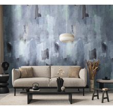 Wohnzimmer mit abstrakt gemusterter Tapete, Sofa und dekorativen Elementen für eine stilvolle Raumgestaltung.