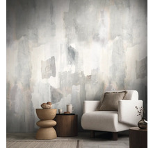 Salon avec fauteuil et papier peint à motifs