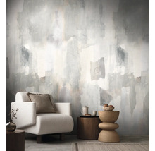 Salon avec fresque abstraite, fauteuil et tables d'appoint