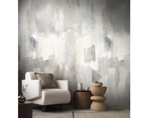 Salon avec fresque abstraite, fauteuil et tables d'appoint