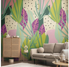 Salon avec canapé, armoire et papier peint à motifs végétaux pour une ambiance lumineuse et organisée.