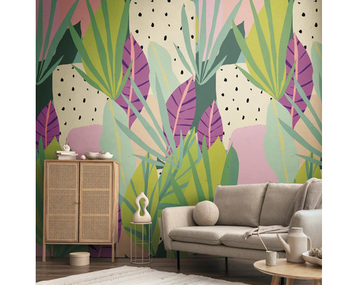 Salon avec canapé, armoire et papier peint à motifs végétaux pour une ambiance lumineuse et organisée.