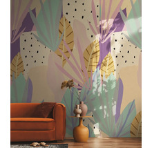 Salon avec canapé orange et papier peint à motifs tropicaux