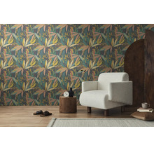 Salon avec papier peint à motifs, fauteuil et table d'appoint