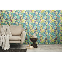 Vue d'une pièce avec du papier peint à motifs floraux, un canapé, une table d'appoint et des décorations.