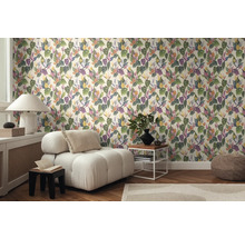 Salon avec fauteuil et papier peint mural à motifs de feuilles