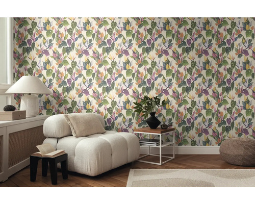 Salon avec fauteuil et papier peint mural à motifs de feuilles