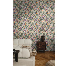 Salon avec papier peint à motifs floraux, canapé et table d'appoint