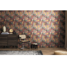 Pièce avec papier peint à motifs, commode et chaise