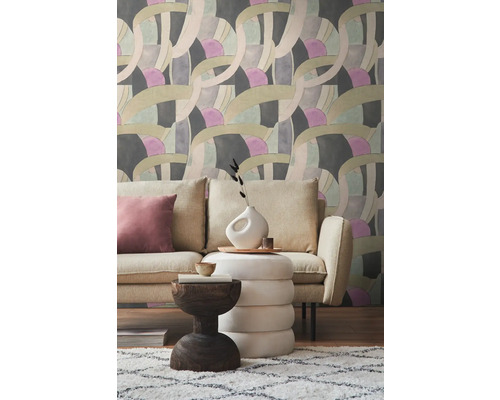 Wohnzimmer mit gemusterter Tapete, Sofa und Beistelltisch