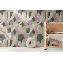 Szene mit einer gemusterten Tapete, einer Vase und einem Rattansessel