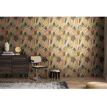 Espace de vie avec commode, chaise et papier peint à motif graphique