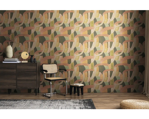 Espace de vie avec commode, chaise et papier peint à motif graphique