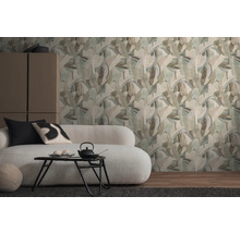 Salon avec papier peint à motifs, canapé, table et armoire