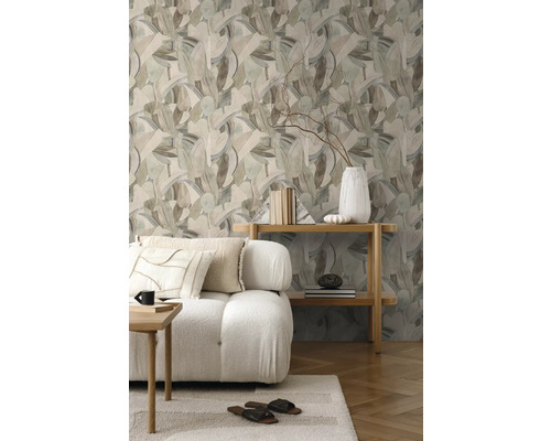 Salon avec papier peint à motifs floraux, canapé et étagère en bois