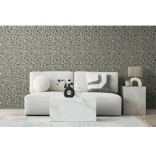 Dekorative Wohnraumszene mit Sofa, Tisch und Tapete mit Tiermuster