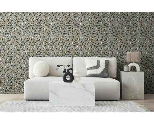 Dekorative Wohnraumszene mit Sofa, Tisch und Tapete mit Tiermuster