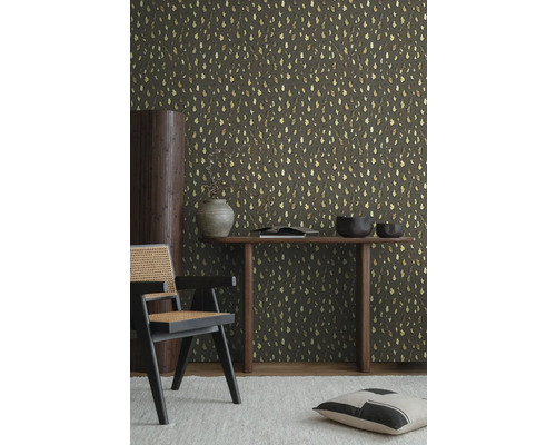 Raumansicht mit gemusterter Tapete, Konsole und Stuhl