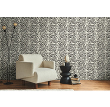 Zimmer mit Sessel, Beistelltisch und Tapete mit Zebrastreifenmuster