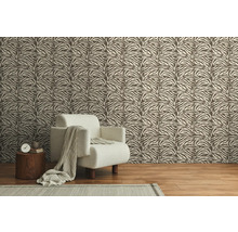 Pièce avec papier peint à motif zébré, fauteuil et table d'appoint