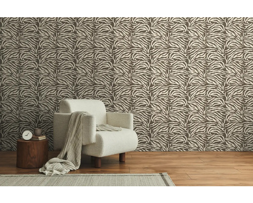 Pièce avec papier peint à motif zébré, fauteuil et table d'appoint