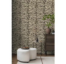 Intérieur avec papier peint à motifs, commode et décorations