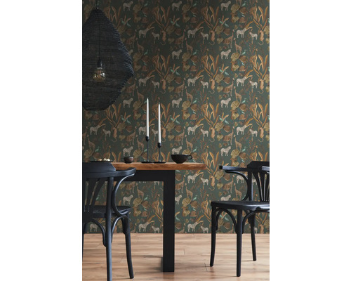 Ein Esszimmer mit Tapete mit Dschungelmotiven, bestehend aus Giraffen, Zebras und Leoparden