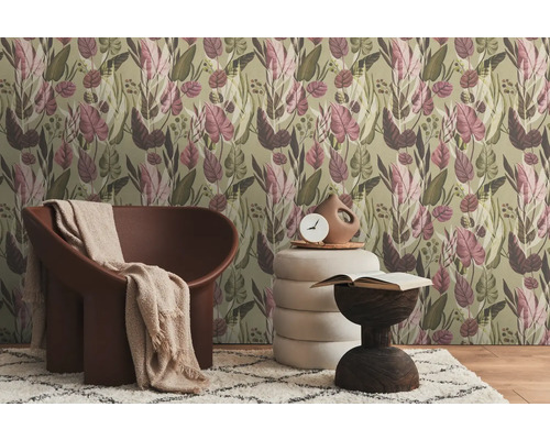 Wohnzimmer mit Sessel, Hocker und botanischer Tapete