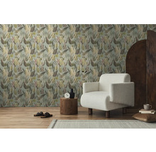 Ambiance de pièce avec papier peint à motifs, fauteuil et table d'appoint