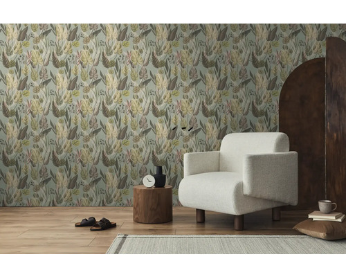 Ambiance de pièce avec papier peint à motifs, fauteuil et table d'appoint