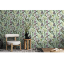 Une pièce avec un papier peint à motifs de feuilles, une chaise et une table d'appoint.