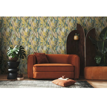 Salon avec papier peint à motifs, fauteuil, séparation de pièce et plantes d'intérieur.