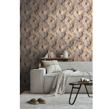 Salon décoratif avec un papier peint à motifs de feuilles, un canapé et un tapis