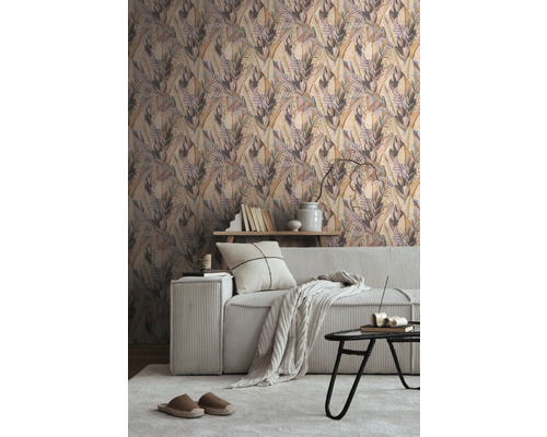 Salon décoratif avec un papier peint à motifs de feuilles, un canapé et un tapis