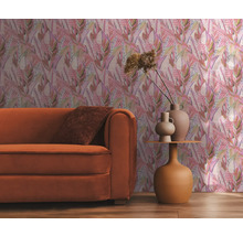 Salon avec canapé orange, table d'appoint et papier peint floral pour une ambiance chaleureuse.