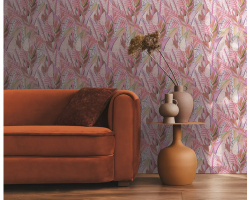 Salon avec canapé orange, table d'appoint et papier peint floral pour une ambiance chaleureuse.