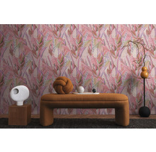 Chambre décorative avec papier peint à motifs et mobilier assorti.