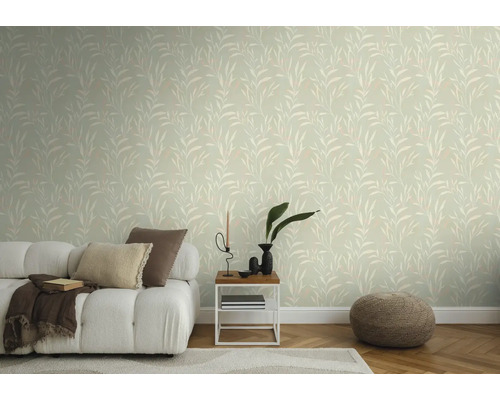 Wohnzimmer mit Tapete mit Blattmuster, Sofa, Beistelltisch und Pouf