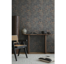 Interieuransicht mit gemusterter Tapete, Holztisch, Stuhl und Dekoration