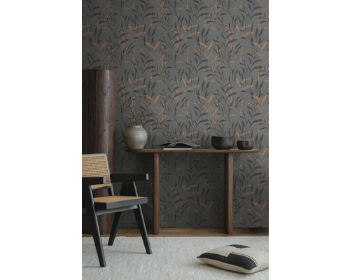 Interieuransicht mit gemusterter Tapete, Holztisch, Stuhl und Dekoration