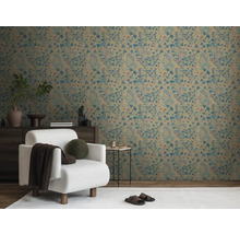 Salon avec papier peint à motifs, fauteuil et commode.