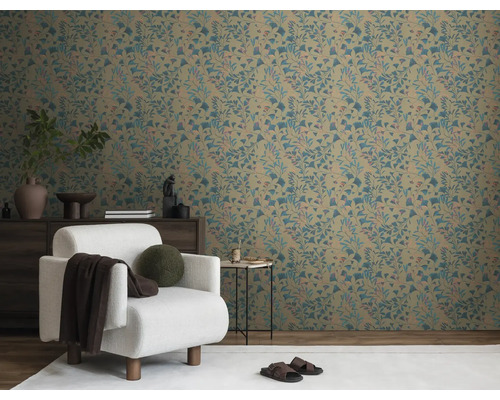 Salon avec papier peint à motifs, fauteuil et commode.