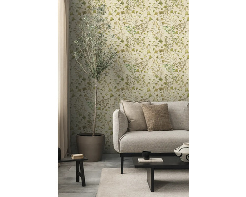 Salon avec canapé, table et papier peint à motifs de feuilles