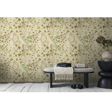 Vue d'une pièce avec du papier peint à motifs de feuilles de ginkgo, un banc et des décorations.