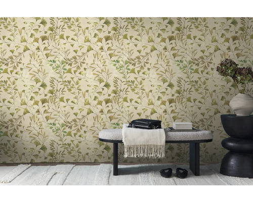 Vue d'une pièce avec du papier peint à motifs de feuilles de ginkgo, un banc et des décorations.