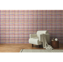 Salon avec papier peint à motifs, fauteuil et table d'appoint