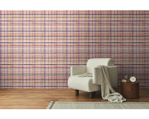 Salon avec papier peint à motifs, fauteuil et table d'appoint