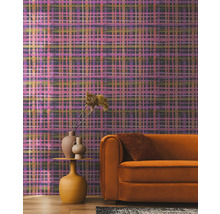 Pièce avec papier peint à motifs, canapé et table d'appoint