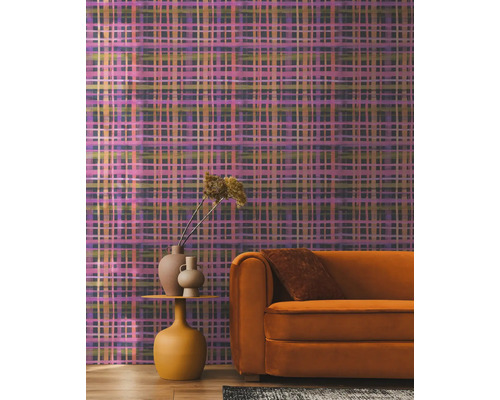 Pièce avec papier peint à motifs, canapé et table d'appoint